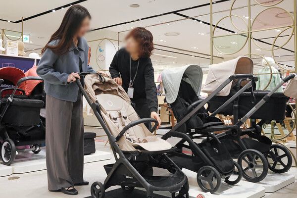 신세계 본점에서 고객이 유모차 매장을 둘러보는 사진. 신세계백화점 제공 [뉴스락]