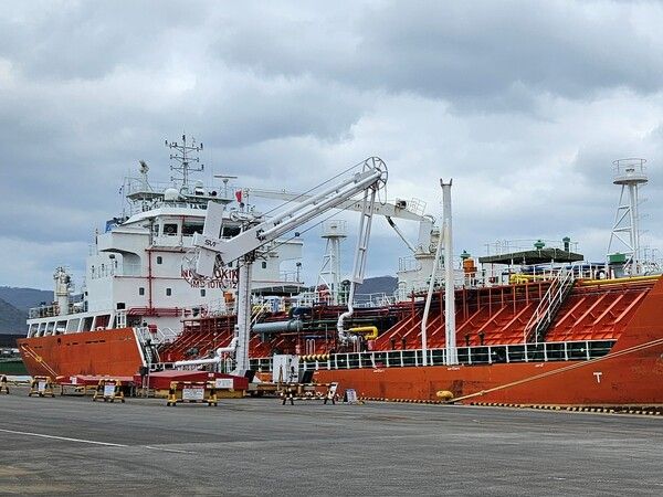 롯데정밀화학이 울산항에서 세계 최초로 그린 암모니아를 수입 · 하역 중인 사진. 롯데정밀화학 제공 [뉴스락]