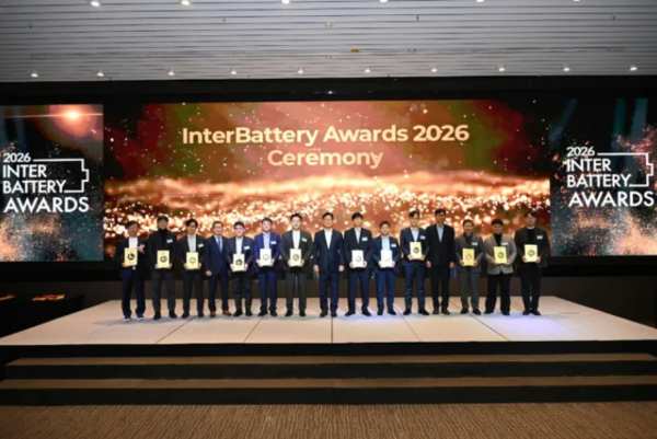 3일 서울 영등포구 여의도 글래드호텔에서 열린 ‘인터배터리 어워즈 2026’에서 수상자들이 기념사진을 찍고 있다. 사진=한국배터리산업협회 [뉴스락]
