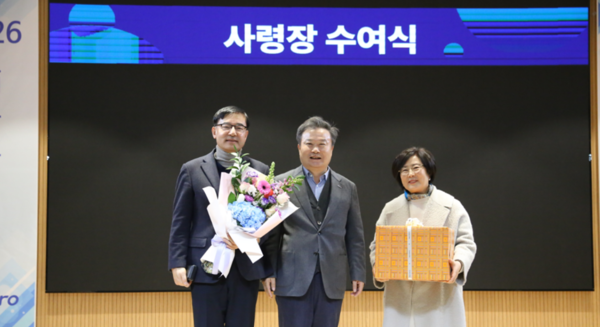 박석회 에코프로씨엔지 대표(왼쪽)와 부인 강정숙 씨(오른쪽)가 올 1월 에코프로 시무식에서 열린 승진 임명장 수여식에서 이동채 에코프로 창업주와 기념사진을 촬영하고 있다. 에코프로 제공 [뉴스락]