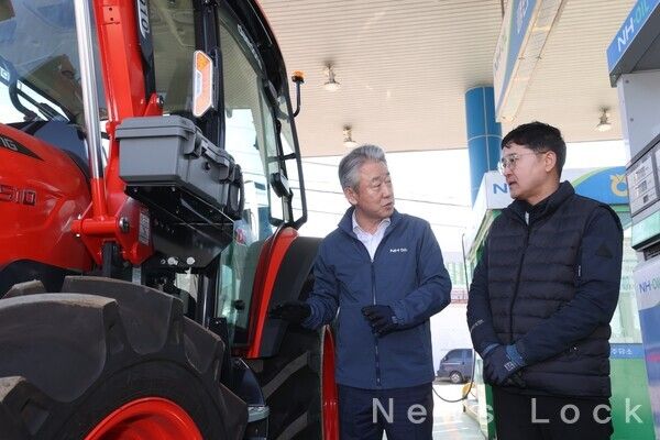 강호동 농협중앙회장(왼쪽)이 7일 동춘천농협에서 운영하는 농협주유소를 방문하여, 국제유가 상승에 따른 영농비 부담 등 현장의 애로사항을 청취하고 있다. 농협중앙회 제공 [뉴스락]