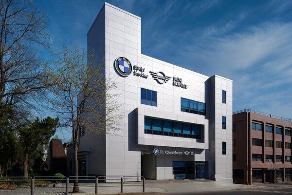 코오롱 모터스는 BMW 그룹의 최신 공간 콘셉트인 '리테일 넥스트(Retail Next)'를 적용해 안락하고 쾌적한 환경을 조성했다. 사진 코오롱모터스 [뉴스락]