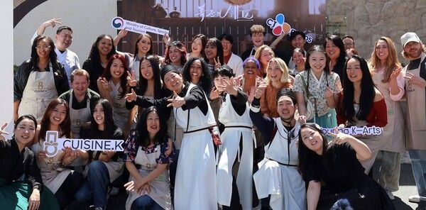 이달 4일 미국 LA에서 열린 CJ제일제당 'K-쿠킹 클래스 바이 퀴진케이' 참가자들이 단체 사진을 찍고 있다. CJ제일제당 제공 [뉴스락]