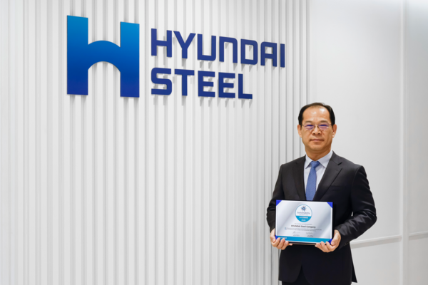 현대제철 이보룡 사장이 세계철강협회로부터 수상한 '2026 WSA 지속가능성 챔피언 인증서'를 들고 있다. 현대제철 제공 [뉴스락]