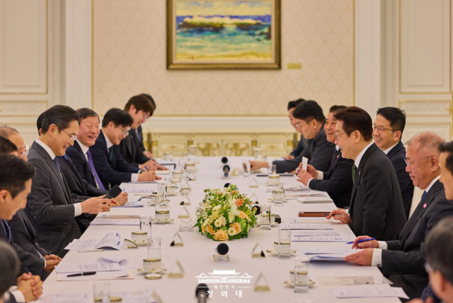 이재명 대통령은 지난 2월 주요 그룹 총수들과 만나 청년 일자리 창출과 지방투자 확대를 논의했다. 사진=청와대 [뉴스락]