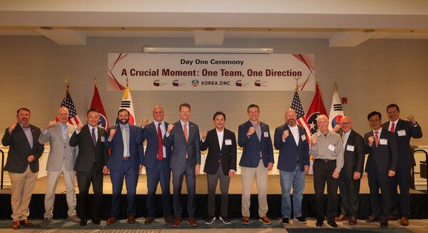 고려아연(회장 최윤범)이 미국 내 통합 제련소 건설 프로젝트인 '프로젝트 크루서블'의 첫걸음을 알리는 공식 기념식을 개최했다. 최윤범 고려아연 회장(사진 가운데)이 회사 및 미국 현지 관계자들과 기념촬영을 하고 있다. 사진 고려아연 [뉴스락]