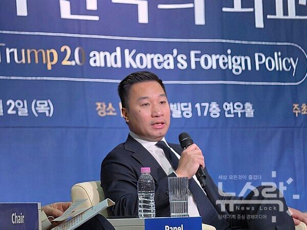 2일 세종연구소에서 개최된 제41회 세종국가전략포럼에서 발언 중인 알렉스 웡 한화그룹 CSO. 사진=한화그룹 [뉴스락]