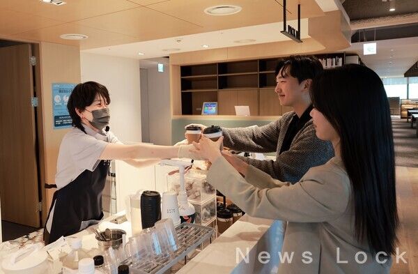 한화생명 본사&nbsp;63빌딩 사내 카페에서 바리스타 직원이 임직원에게 음료를 전달하고 있는 모습.한화생명 제공.&nbsp;