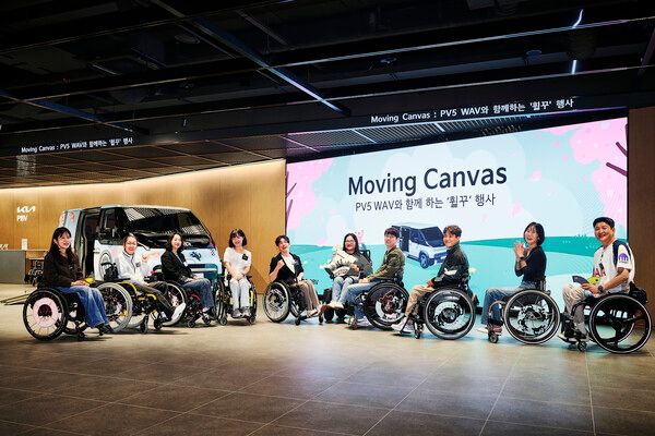 4월 20일(월) 경기도 평택에 위치한 'PBV 익스피리언스 센터'에서 진행된 '무빙 캔버스 - PV5 WAV와 함께하는 휠꾸(휠체어 꾸미기)' 행사 참가자들이 기념촬영을 하고 있는 모습. 기아 제공 [뉴스락]