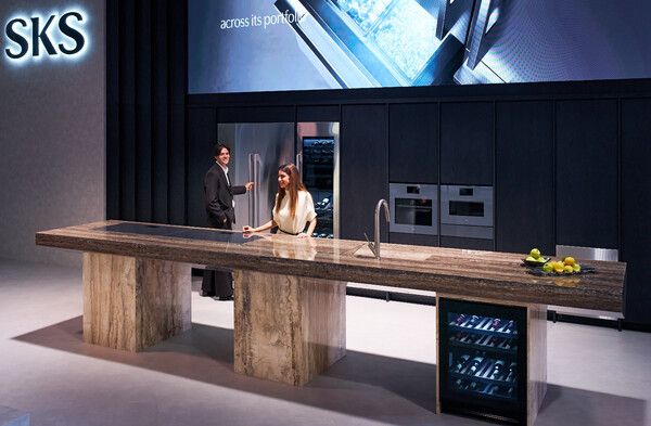 LG전자가 伊 밀라노에서 현지시간 20일부터 26일까지 열리는 디자인 전시회 ‘밀라노 디자인 위크 2026’의 주방가전·가구 박람회 ‘유로쿠치나’에 참가해 역대 최대 규모의 빌트인 가전 라인업을 선보인다. 관람객이 초프리미엄 빌트인 가전 브랜드 ‘SKS’를 살펴보는 모습. 사진=LG전자 [뉴스락]