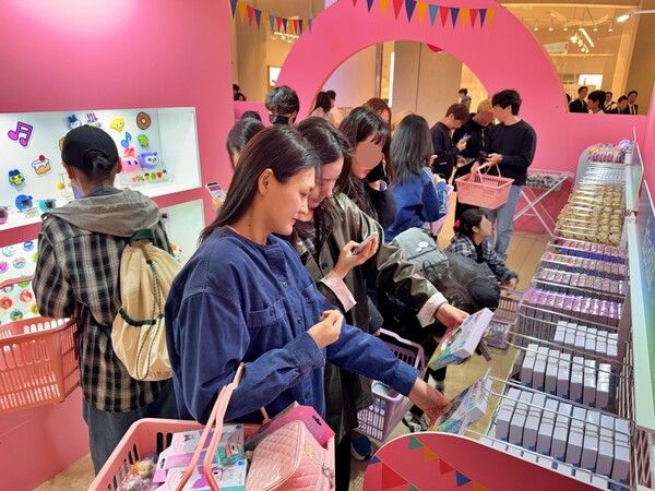 반다이남코 팬시 페스타에서 고객이 상품을 구경하고 있다. 롯데백화점 제공 [뉴스락]