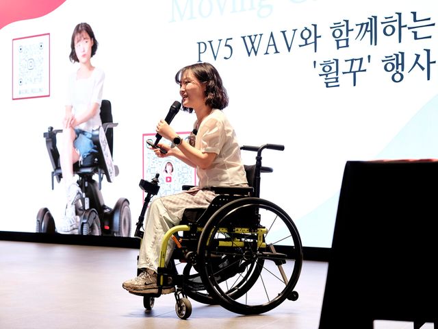 유튜버 '굴러라 구르님'이 PV5 WAV와 함께 기념촬영을 하고 있는 모습. 기아 제공 [뉴스락]