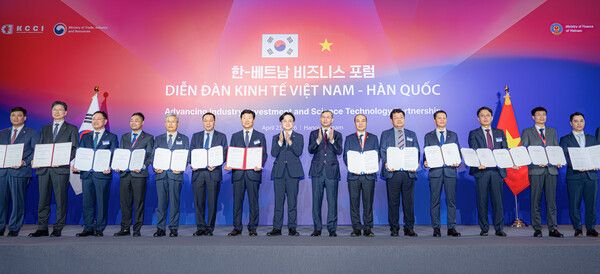 23일(현지시각) 베트남 하노이에서 열린 ‘한-베트남 비즈니스 포럼’에서 김정관 산업통상부 장관(오른쪽 8번째)과 베트남 응오 반 뚜안 재무부 장관(오른쪽 7번째)이 참석한 가운데 두산에너빌리티 윤요한 마케팅부문장(오른쪽 3번째)이 베트남 현지 기업인 PTSC, PETROCONs와 각각 베트남 신규원전 협력과 공급망 개발을 위한 업무협약을 체결했다. 사진=두산에너빌리티 [뉴스락]