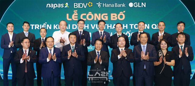 하나은행은 지난 23일 오후 베트남 하노이에서 개최된 ‘한국-베트남 비즈니스 포럼’에서 베트남투자개발은행(BIDV) 및 한국해외인프라도시개발공사(KIND)과 함께 「베트남 및 해외 인프라 사업 협력을 위한 3자 간 업무협약」을 체결했다. 이날 협약식에 참석한 이호성 하나은행장(사진 왼쪽)이, 레 응옥 럼 BIDV 은행장(사진 오른쪽), 김복환 한국해외인프라도시개발지원공사(KIND) 사장과 함께 업무협약서를 들고 기념촬영을 하고 있다. 하나은행 제공 [뉴스락]