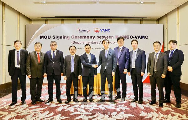 지난 23일 ‘한-베트남 비즈니스 포럼’(베트남 하노이)에서 정정훈 캠코 사장(오른쪽에서 다섯 번째)이 쩐 쭝 중 VAMC 의장(오른쪽에서 여섯 번째), 당 딘 틱 VAMC 사장 대행(오른쪽에서 일곱 번째) 등 관계자들과 기념사진을 촬영하고 있다. 캠코 제공 [뉴스락]