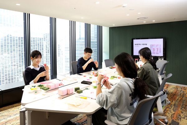 지난 28일 SK네트웍스 구성원들이 가정의 달을 맞아 카네이션 캔들 만들기 활동을 하고 있는 모습. 사진 SK네트웍스 [뉴스락]
