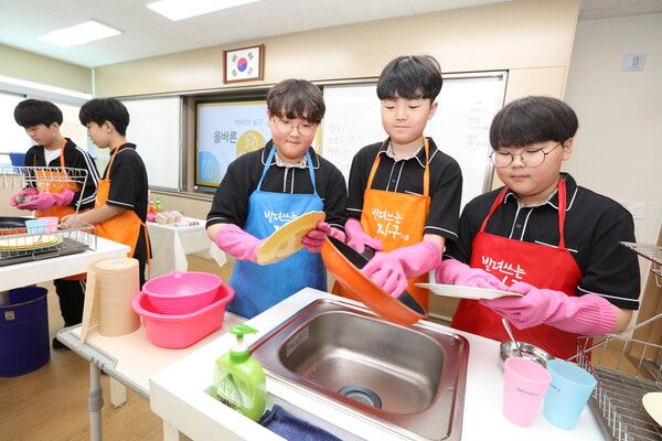 LG생활건강의 청소년 대상&nbsp;ESG&nbsp;교육 프로그램인 '빌려쓰는 지구스쿨'이 올해부터 충청 지역으로 확대 운영된다. LG생활건강 제공 [뉴스락]