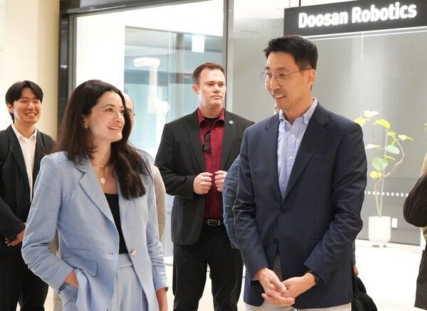 김민표 두산로보틱스 대표와 매디슨 황 엔비디아 수석 이사가 대화를 나누고 있다. 사진=두산로보틱스 [뉴스락]