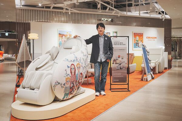 현대백화점 압구정점에서 서호성 작가가 세라젬 '파우제 M8 Fit 아트 에디션-시크릿 가든'을 선보이고 있다. 세라젬 제공 [뉴스락]