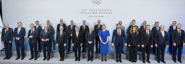 이재용 삼성전자 회장(뒷줄 오른쪽 네번째)이 이탈리아 밀라노·코르티나담페초 동계올림픽 개막을 하루 앞둔 지난 5일(현지시간) 밀라노에서 열린 갈라 디너 행사에서 커스티 코번트리 국제올림픽위원회(IOC) 위원장(앞줄 오른쪽 여섯번째), 세르조 마타렐라 이탈리아 대통령(앞줄 오른쪽 일곱번째), JD 밴스 미국 부통령(앞줄 오른쪽 다섯번째) 등 세계 각국 정상 및 기업인들과 기념 촬영을 하고 있다. 사진=이탈리아 대통령실 [뉴스락]
