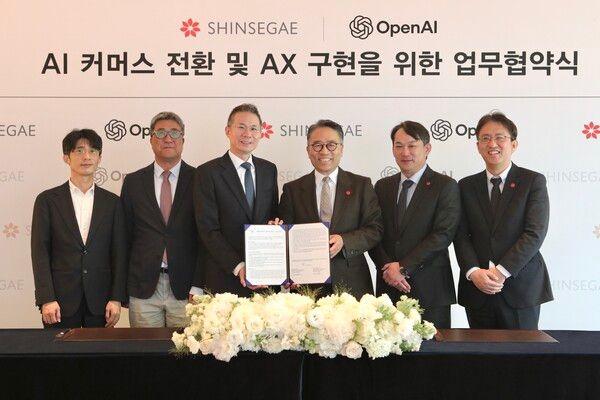 6일 웨스틴 조선 서울에서 진행된 신세계그룹과 오픈AI의 ‘AI 커머스 사업협력’ 업무협약식 사진. 임영록 신세계그룹 경영전략실장(사장, 오른쪽에서 3번째), 김경훈 오픈AI 코리아 총괄대표(오른쪽에서 4번째) 등 주요 관계자가 참석했다. 신세계그룹 제공 [뉴스락]