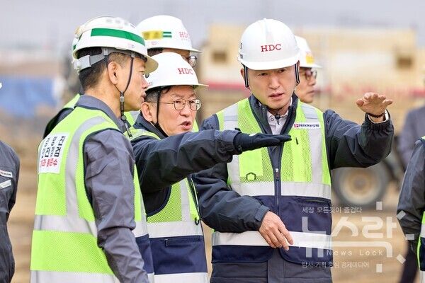 IPARK현대산업개발은 3일, 봄철 안전 강화를 위해 운정 아이파크 포레스트 현장에서 경영진 현장점검을 진행했다. (사진 왼쪽 두 번째 정경구 대표이사, 세 번째 양승철 CSO). 사진=IPARK현대산업개발 [뉴스락]