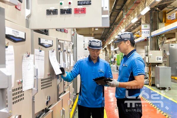 LS일렉트릭은 정년 후 재고용 확대를 본격화한다고 밝혔다. 사진은 LS일렉트릭 청주 공장에서 관계자들이 배전반을 최종 점검하는 모습. 사진=LS일렉트릭 [뉴스락]