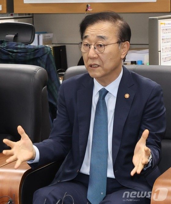 김윤덕 국토교통부 장관이 29일 전북 전주시 전북특별자치도의회 기자실을 찾아 간담회를 열고 질의에 답변을 하고 있다. 사진=뉴스1 [뉴스락]