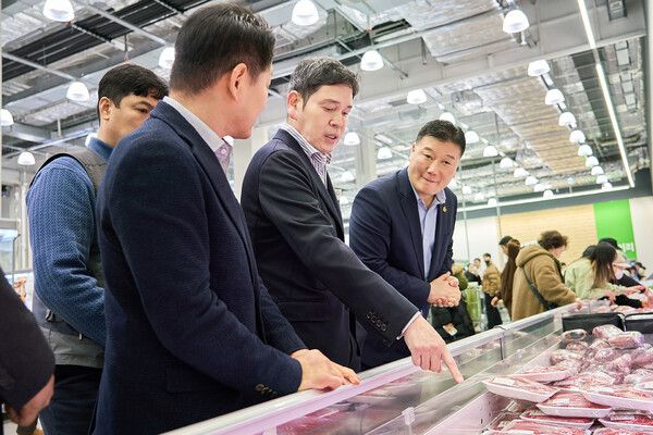 정용진 신세계그룹 회장이 설 명절 연휴를 일주일 앞둔 지난&nbsp;9일 트레이더스 인천 구월점을 찾아 직원들을 격려했다. 신세계그룹 제공 [뉴스락]