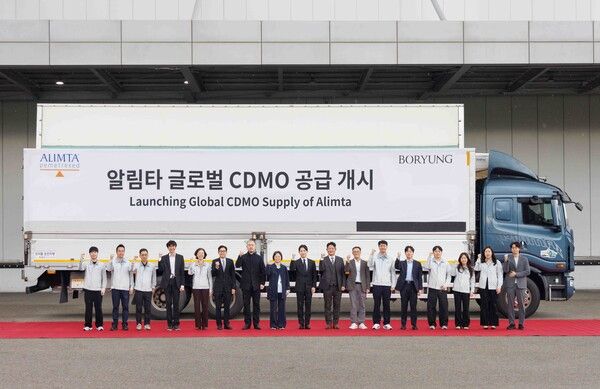 예산캠퍼스에서 개최된 '알림타 글로벌 CDMO 공급 개시' 기념 행사에서 참석자 들이 사진 촬영을 진행하고 있다. 보령 제공 [뉴스락]