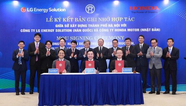 19일 LG에너지솔루션, 혼다,&nbsp;하노이 시가&nbsp;‘전기 이륜차용 공공 배터리 교환 스테이션(BSS, Battery Swapping Station)&nbsp;구축 협력을 위한 업무협약(MOU)’을 체결하고 기념 사진 촬영을 하고 있다. 앞 줄&nbsp;왼쪽부터 LG에너지솔루션&nbsp;소형전지사업부 김재권 마케팅그룹장, 베트남 하노이 시&nbsp;다오 비엣 롱(DAO VIET LONG)&nbsp;건설국 부국장,&nbsp;혼다 카와바타(Kawabata)&nbsp;MPP(Mobile Power Pack)&nbsp;사업부장. LG에너지솔루션 제공 [뉴스락]