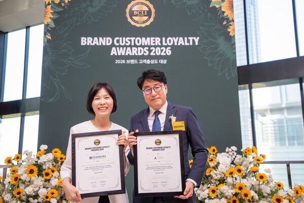 호반그룹의 계열사 삼성금거래소와 아브뉴프랑이 ‘2026 브랜드 고객충성도 대상’에서 각 부문별 1위를 수상했다. 최은주 삼성금거래소 대표이사(왼쪽)와 박재신 아브뉴프랑 사업부문장이 시상식에서 기념촬영을 하고 있다. 사진=호반그룹 [뉴스락]