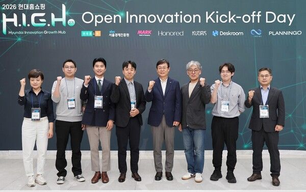22일 오전 서울 강동구 천호동 현대홈쇼핑 본사에서 진행된 '2026 현대홈쇼핑 H.I.G.H 오픈 이노베이션 킥오프 데이'에서 한광영 현대홈쇼핑 대표이사(왼쪽 다섯 번째)가 참석자들과 기념사진을 찍고 있다. 현대백화점그룹 제공 [뉴스락]