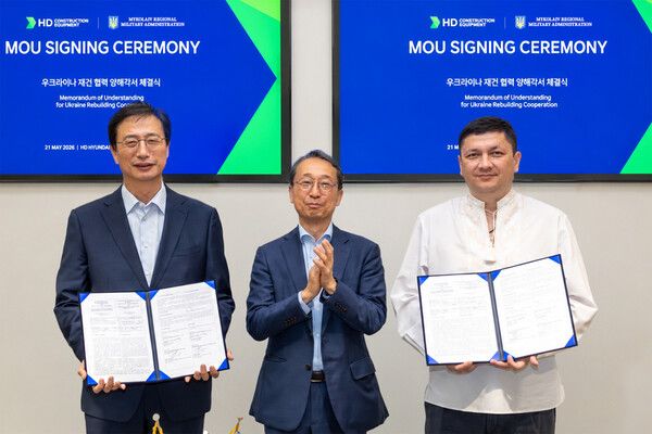 HD건설기계가 판교 HD현대 글로벌R&D센터(GRC)에서 우크라이나 미콜라이우 주정부와 ‘우크라이나 재건 사업 협력을 위한 업무협약’을 체결했다. 사진 오른쪽부터 비탈리 킴(Vitaliy Kim) 미콜라이우 주지사, HD현대 조영철 부회장, HD건설기계 문재영 사장. HD건설기계 제공 [뉴스락]