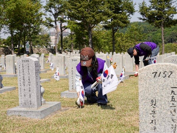 효성 임직원들이 22일 동작구 국립서울현충원에서 묘역정화 활동을 하고 있다.