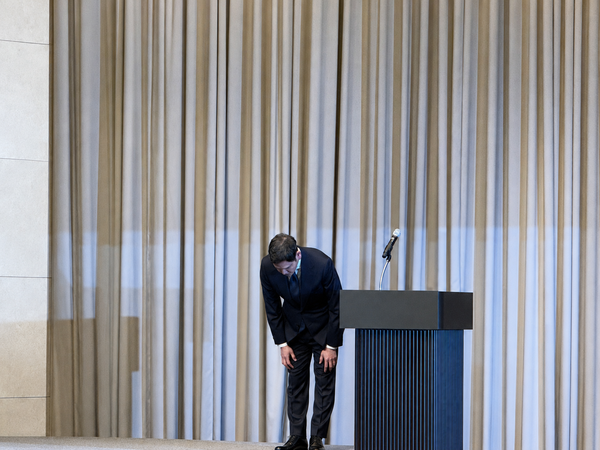 고개숙인 정용진 신세계그룹 회장. 사진=김상우 기자 [뉴스락]