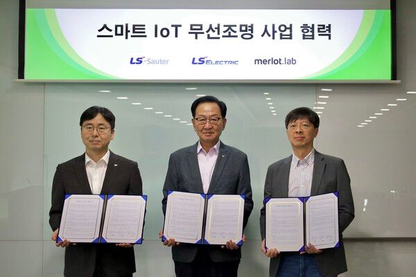 ​LS일렉트릭은 지난 26일 LS사우타, 메를로랩과 경기도 안양 LS타워에서 스마트 무선 조명 시스템을 활용한 에너지 절감 및 운영 효율화 사업 협력을 위한 업무협약(MOU)을 체결했다고 밝혔다. 사진은 박우범 LS일렉트릭 전무(가운데), 김성용 LS사우타 대표(왼쪽), 신소봉 메를로랩 대표(오른쪽)이 MOU 체결 후 기념촬영을 하는 모습. 사진=LS일렉트릭 [뉴스락]