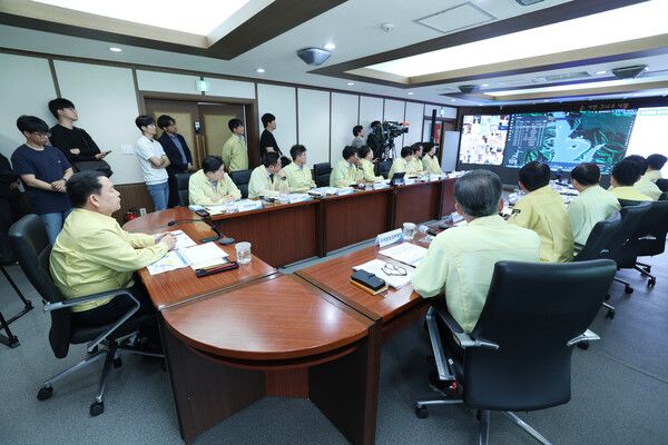 윤석대 한국수자원공사 사장(사진 왼쪽)이 28일 소양강댐 상황실에서 '홍수기 대비 전사 특별대책회의'를 주재하고 있다. 사진=한국수자원공사 [뉴스락]