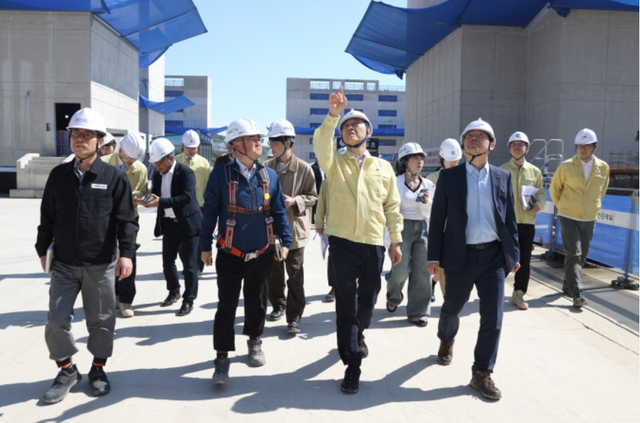 김윤덕&nbsp;국토교통부 장관(왼쪽)이 지난달 4일 세종시 합강동의 한국토지주택공사(LH) 공동주택 건설현장을 방문해 안전 관리 실태를 점검하고 있다. 사진=국토교통부 [뉴스락]