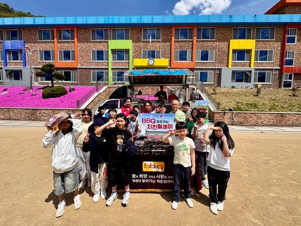제너시스BBQ&nbsp;그룹은 지난달 30일 강원도 정선군 남면에 위치한 증산초등학교를 찾아 치킨&nbsp;50인분을 전달했다.&nbsp;제너시스BBQ 그룹 [뉴스락]