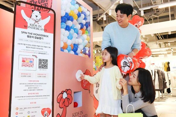 신세계백화점 타임스퀘어점 캡슐뽑기 이용하는 모습. 신세계백화점 제공 [뉴스락]