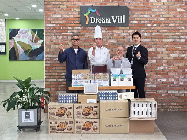 강남드림빌 원장 우영미 수안스님과 바디프랜드 직원복지팀,&nbsp;총무팀 직원들이 기념촬영을 하고 있다. 바디프랜드 제공 [뉴스락]