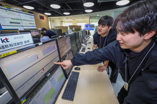 KT가 새롭게 구성된 정보보안실을 중심으로 전사 정보보안 체계를 전면 정비하는 고강도 보안 혁신을 본격 추진한다. 사진은 경기도 과천 KT 네트워크·보안 관제센터에서 직원들이 실시간 보안 관제 업무를 수행하고 있는 모습. 사진=KT [뉴스락]