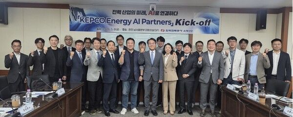 (가운데) 주재각 한전 AI혁신단장, 가운데 왼쪽 딥엑스 강상균 상무, 그 다음 왼쪽 이우식 한국전기산업진흥회 전무. 사진=한국전력 [뉴스락]