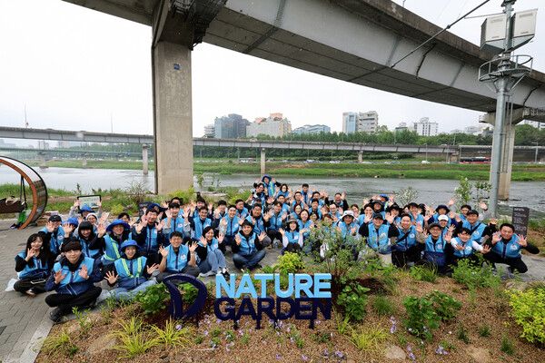 대우건설 임직원들이 준공한 ‘대우건설 Nature’ 정원에서 사진촬영을 하고 있다. 사진 대우건설 [뉴스락]