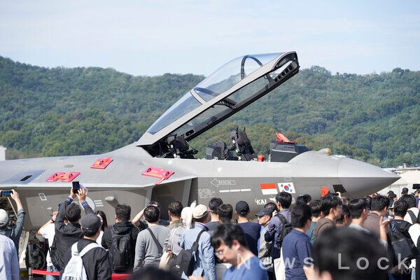 ADEX KF-21 지상 전시. 사진=KAI [뉴스락]