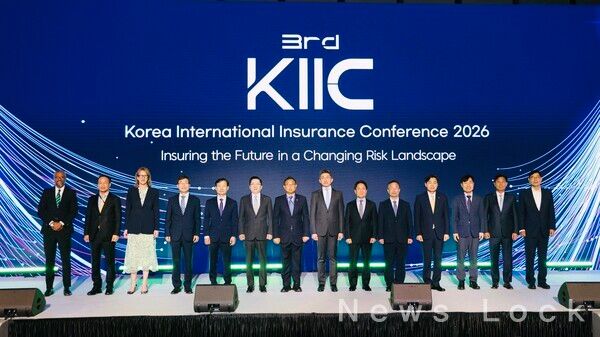 (왼쪽부터) 갤러거 APAC Roshan Perera CEO, UIB 보험중개 이흥수 대표, Aon EMEA Tracy-Lee Kus Co-CEO, 보험연구원 김헌수 원장, 보험개발원 박진호 부원장, 한화손해보험 나채범 사장, 금융감독원 서영일 부원장보, 금융위원회 안창국 상임위원, 삼성화재 이문화 사장, 화재보험협회 이승우 부이사장, 손해보험협회 이병래 회장, 보험연수원 하태경 원장, 마쉬코리아 구경태 대표, LK보험중개 강두석 대표. 삼성화재 제공 [뉴스락]