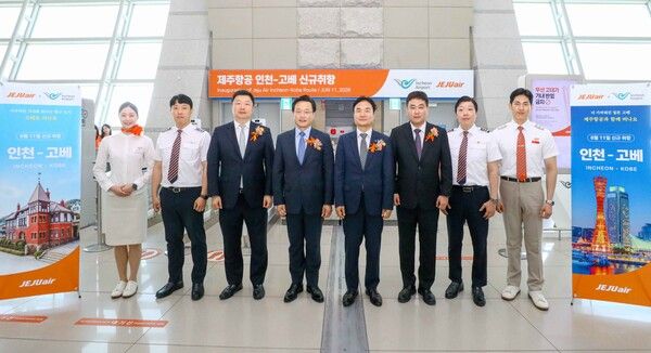 11일 인천국제공항에서 진행된 제주항공의 인천~고베 노선 신규 취항식에서 김이배 제주항공 대표이사(사진 왼쪽에서 네번째), 이해성 제주항공 커머셜본부장(왼쪽에서 세번째), 이상용 인천국제공항공사 신사업본부장(오른쪽에서 네번째) 등 내∙외빈들이 신규 취항편 승무원들과 기념촬영을 하고 있다. 사진=제주항공 [뉴스락]