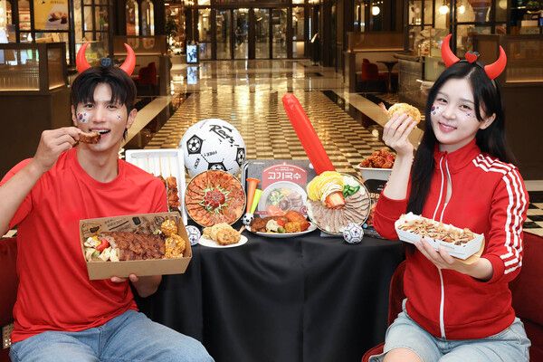 신세계백화점 강남점 지하1층 식품관에서 모델들이 응원 간식을 소개하는 모습. 신세계백화점 제공