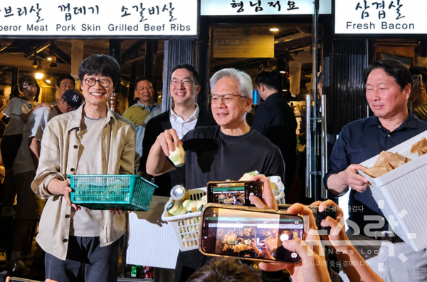 회동 중 AI 수장들은 식당에서 나와 취재진들에게 간식을 나눠주며 훈훈한 장면을 연출하기도 했다. (왼쪽부터) 이해진 네이버 이사회 의장, 구광모 LG그룹 회장, 젠슨 황 엔비디아 CEO, 최태원 SK그룹 회장. 사진=김도연 기자 [뉴스락]